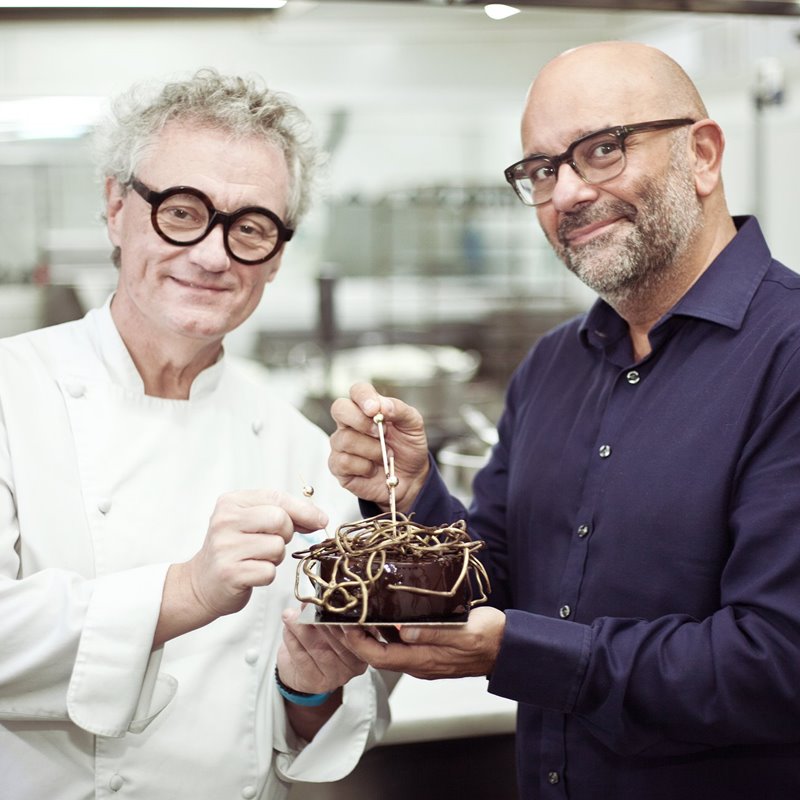 Christian Escribà y Pep Torres con la tarta The Miscake