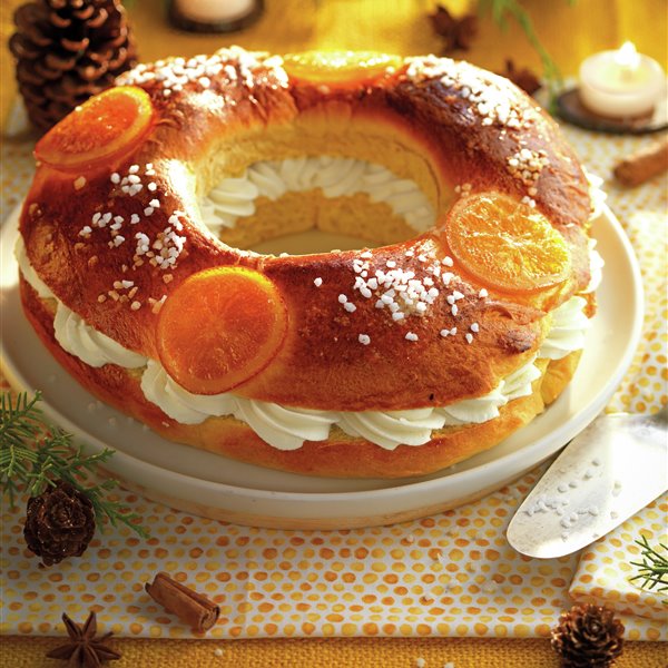 Roscón de Reyes de brioche relleno de nata, con naranja confitada