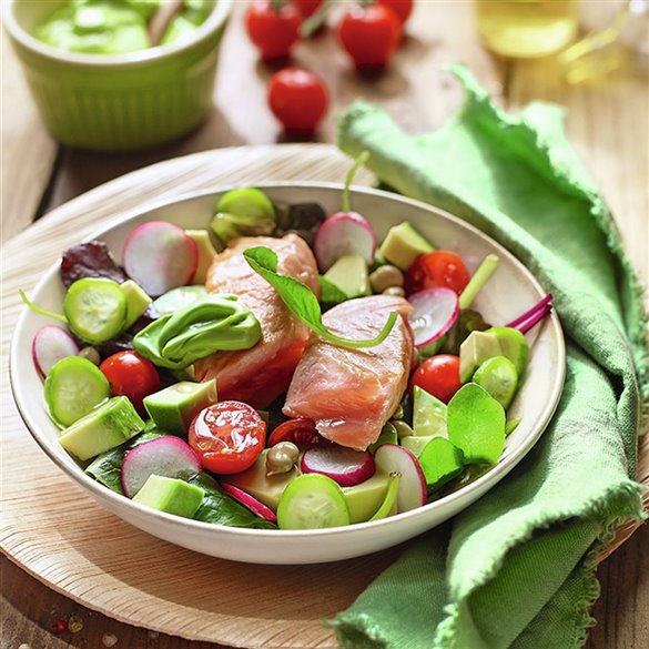 Ensalada de aguacate con tataki de salmón - Lecturas