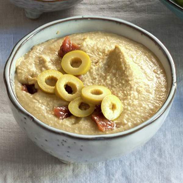 Hummus de garbanzos con aceitunas y anchoas ¡saludable y facilísimo!
