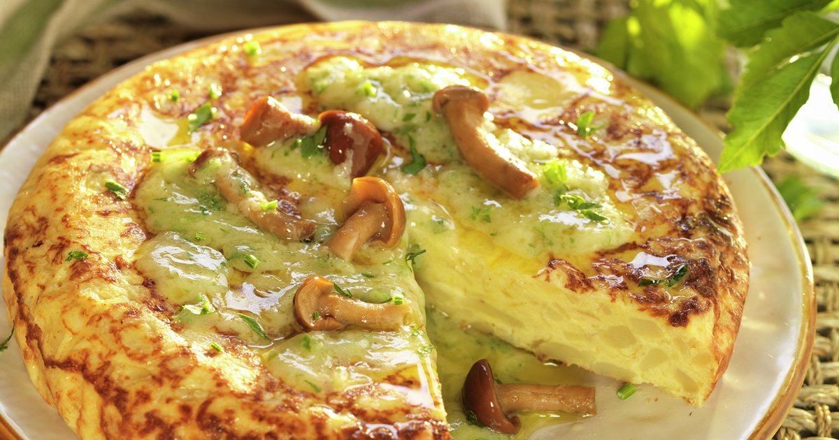 Tortilla en salsa verde y setas