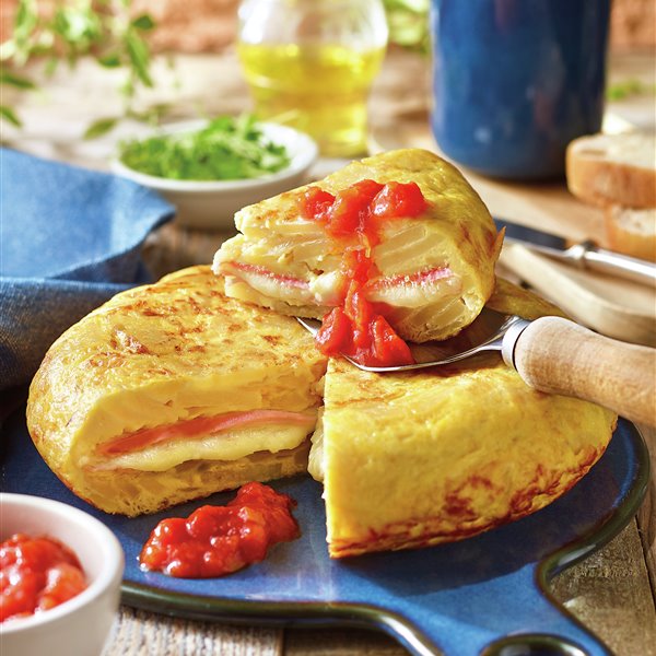 tortilla_de_patata_y_cebolla_rellena_de_jamon_cocido_y_queso