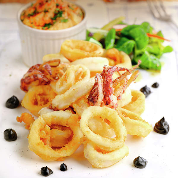 Calamares rebozados con mayonesa negra