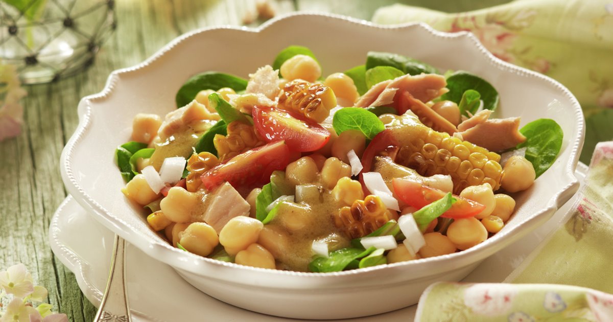 Ensalada de garbanzos con atún y maíz