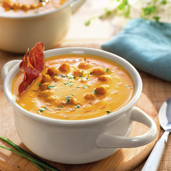 "Golden soup" de hortalizas con garbanzos y crujiente de jamón