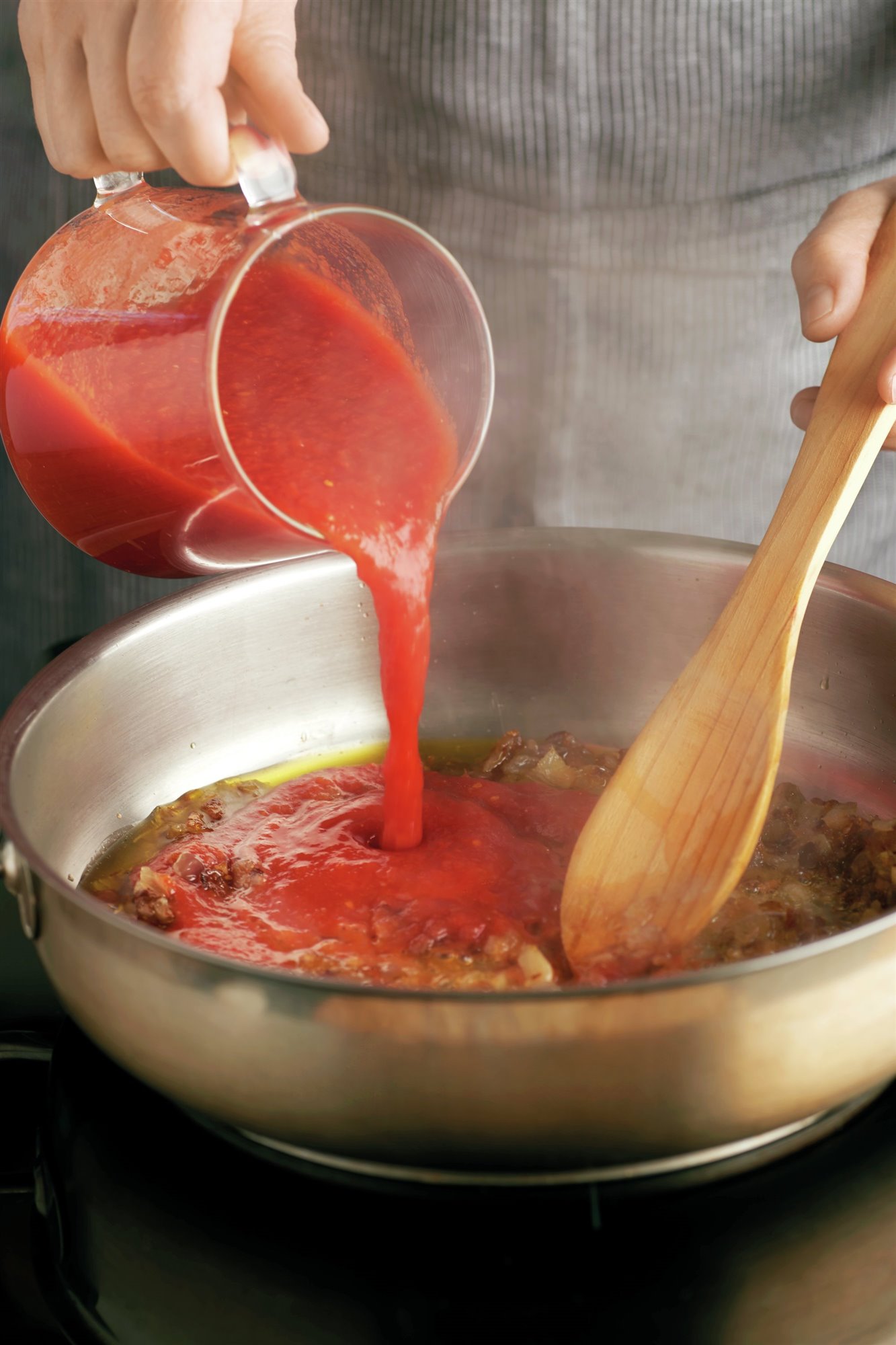 3. Añade el tomate triturado 