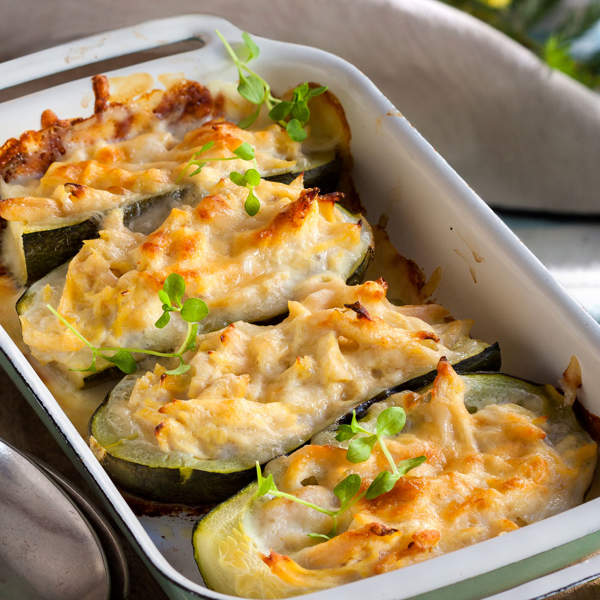 Calabacines rellenos de pollo con bechamel y queso