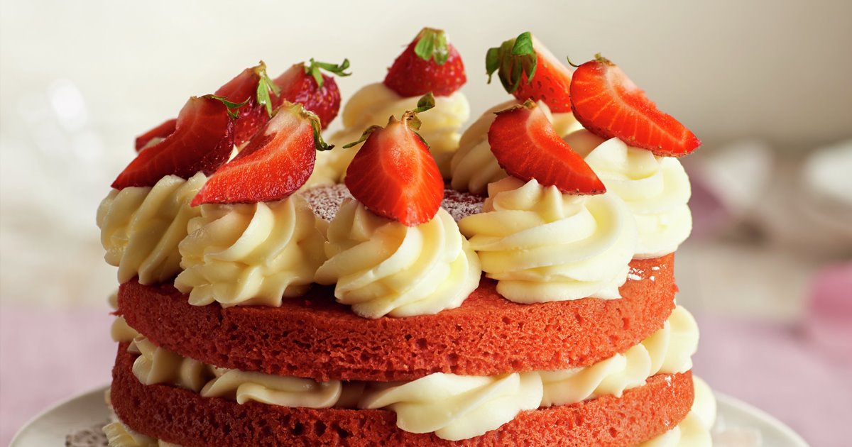 Pastel red velvet con crema de queso y fresones - Lecturas