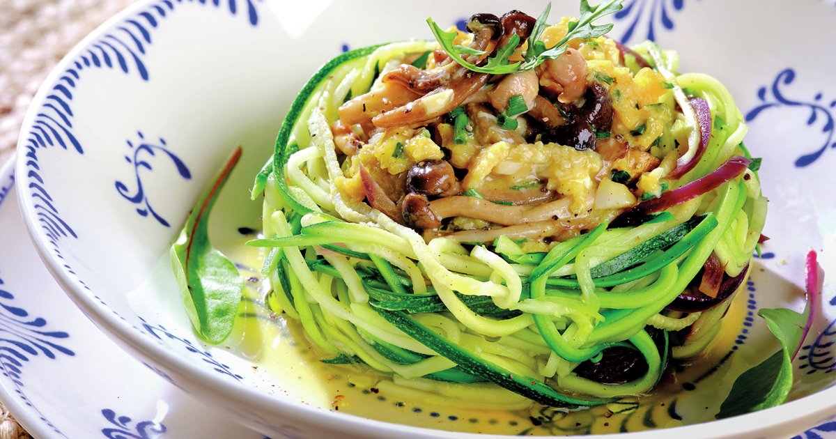Espaguetis de calabacín con champiñones