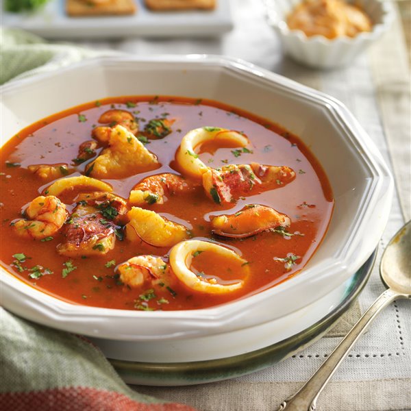 Sopa bullabesa con rape, mejillones y calamares, con salsa rouille