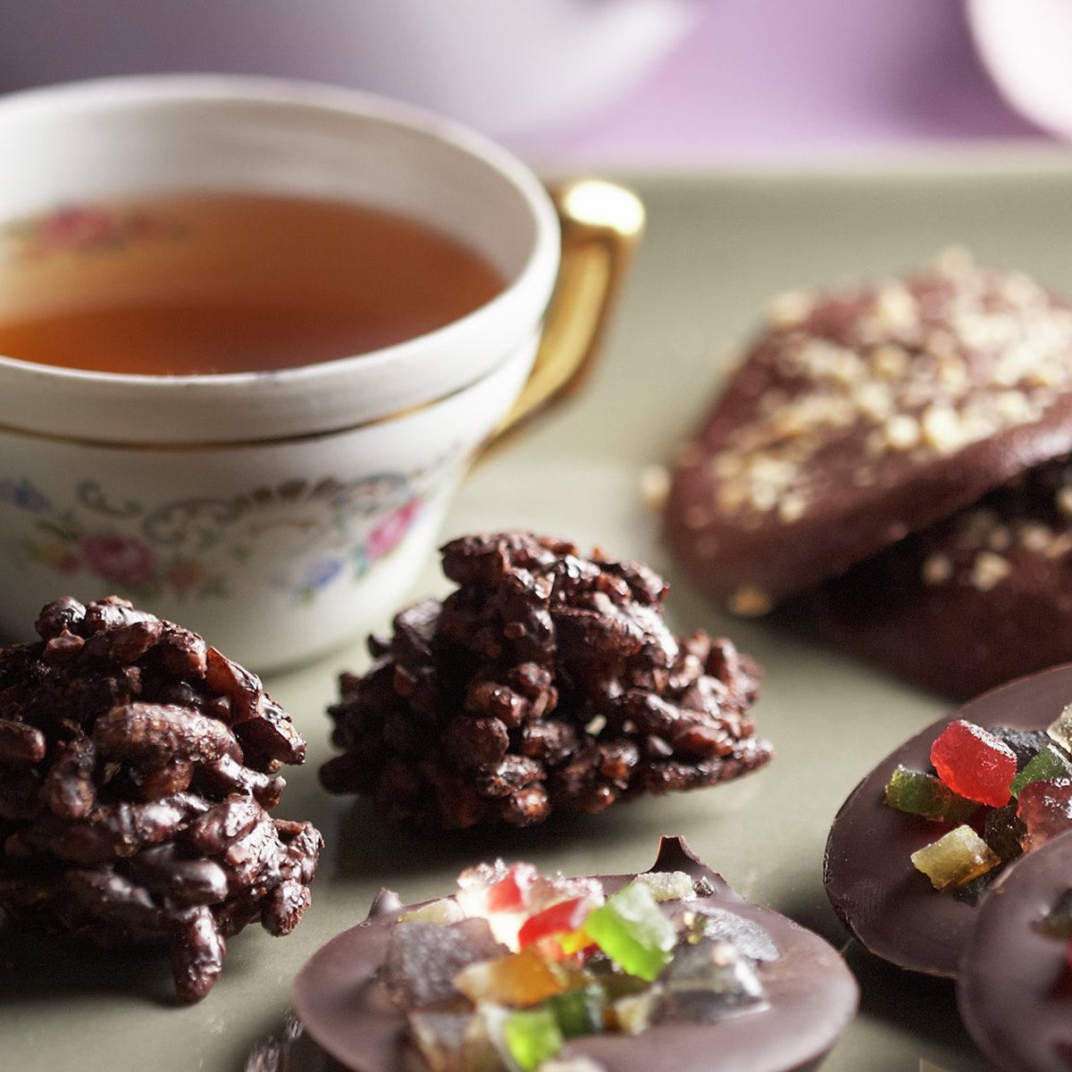 ROCAS CON AVELLANAS, MÚSICOS CON FRUTA Y TEJAS AL CHOCOLATE.