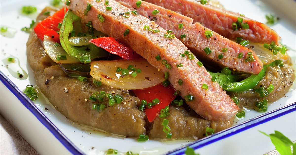 Hummus de berenjena con lomo de atún y pimientos - Lecturas