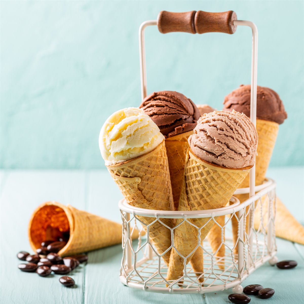 Cucuruchos de helado de chocolate y vainilla