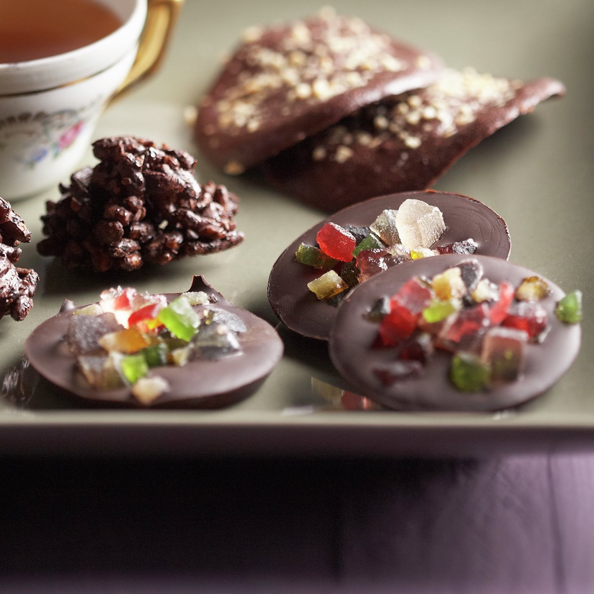 ROCAS CON AVELLANAS, MÚSICOS CON FRUTA Y TEJAS AL CHOCOLATE.