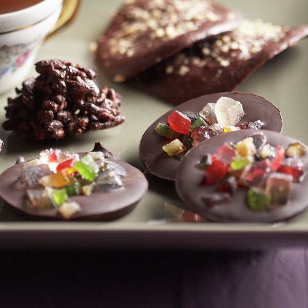 ROCAS CON AVELLANAS, MÚSICOS CON FRUTA Y TEJAS AL CHOCOLATE.