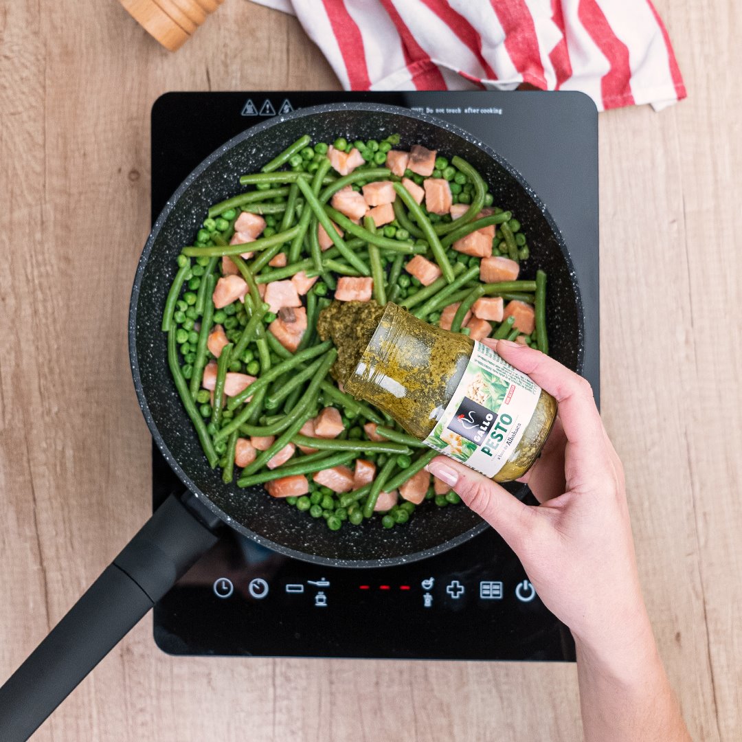Añadiendo salsa pesto