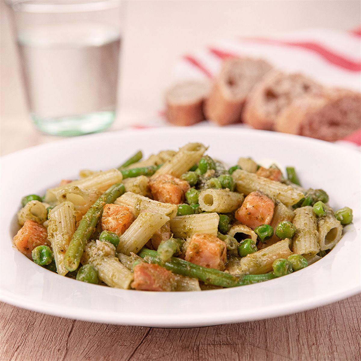 PASTA CON PESTO, SALMÓN Y JUDÍAS VERDES Gallo