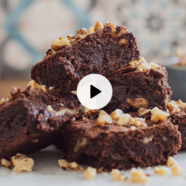 Brownie esponjoso de chocolate y nueces (con vídeo)