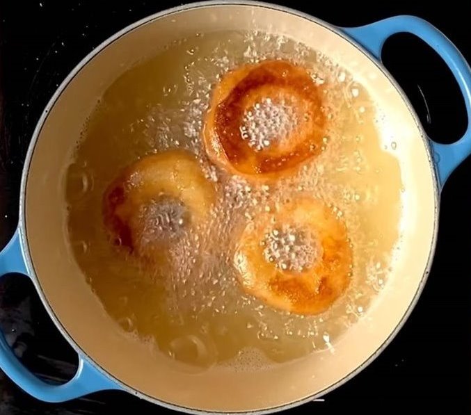Freír dónuts en aceite de girasol