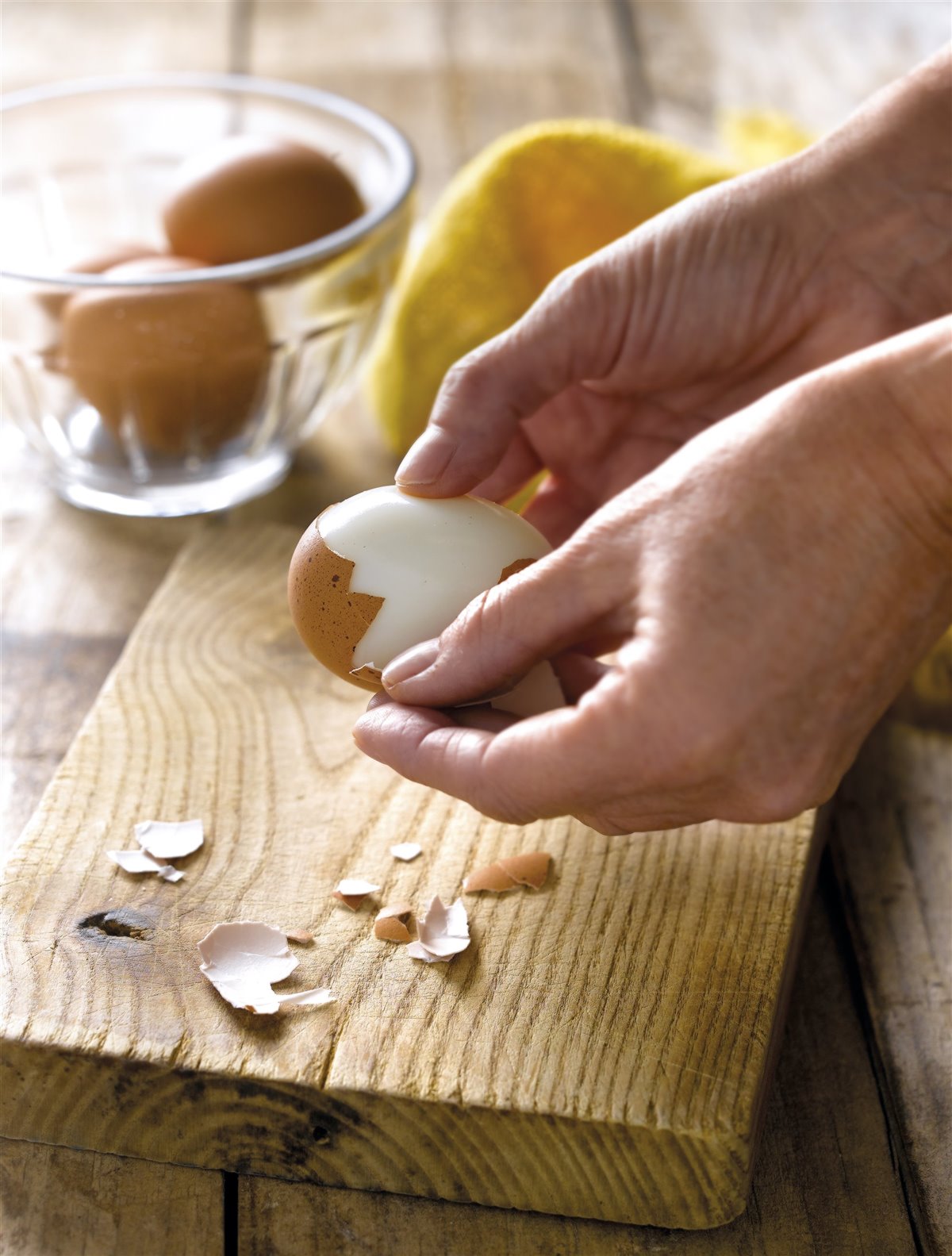 pelar huevo cocido