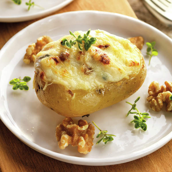 Patatas gratinadas con bechamel de roquefort y nueces, fáciles y suculentas