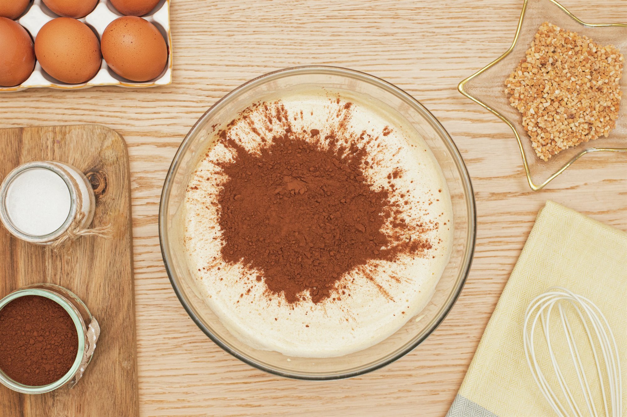 4. Agrega el cacao y la harina