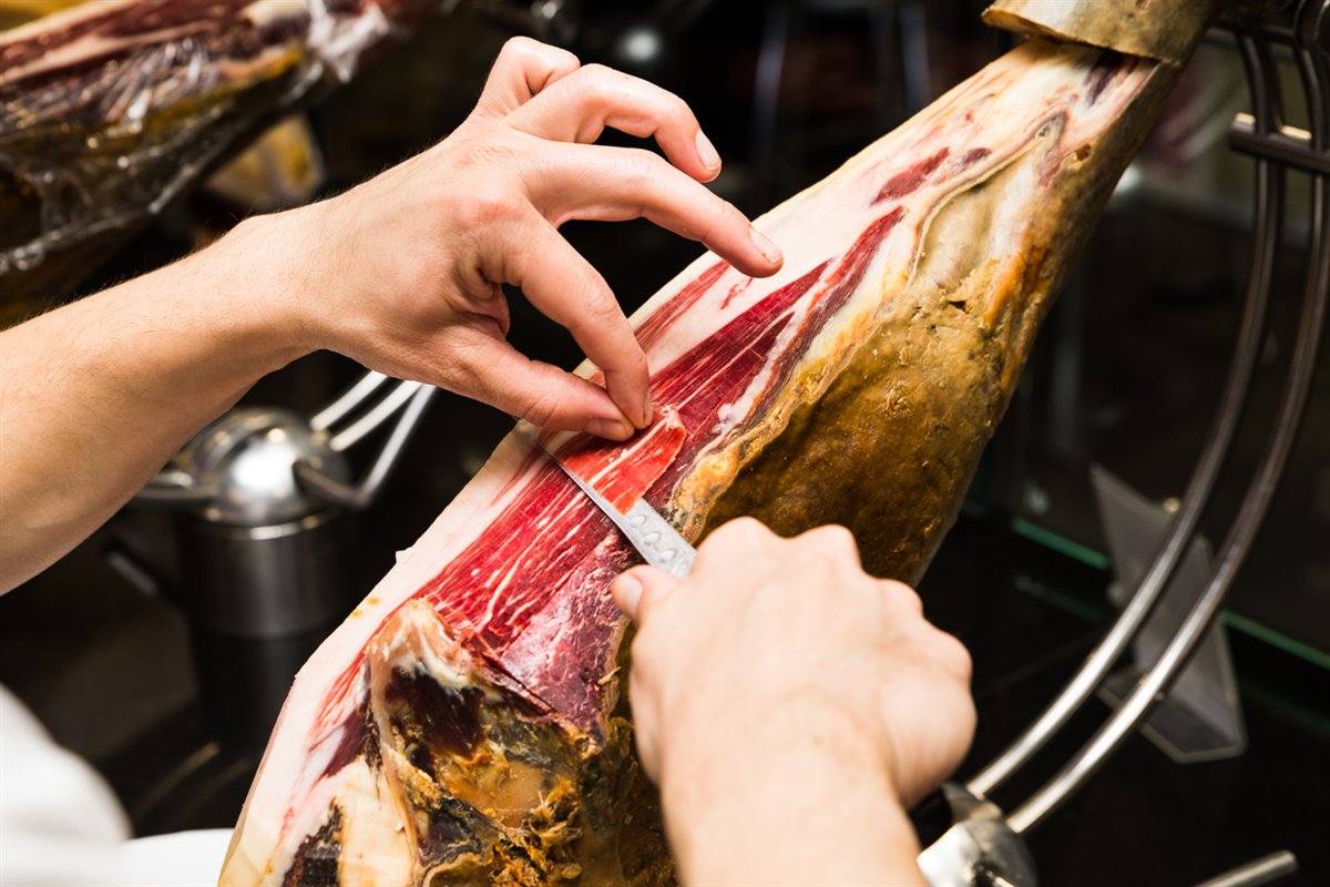 Cortar jamón empezando por la maza