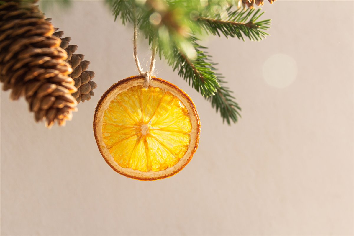 adorno árbol navidad con naranja deshidratada
