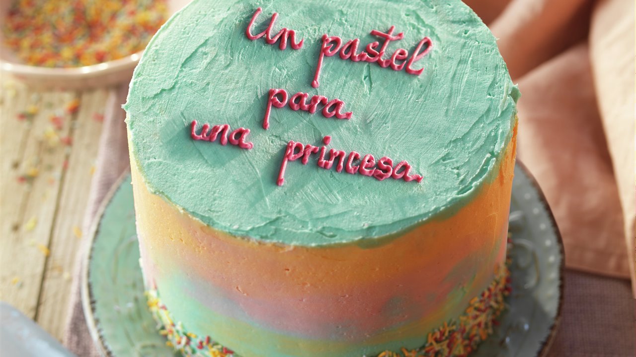 Pastel de cumpleaños para 1 año el pastel está decorado con una