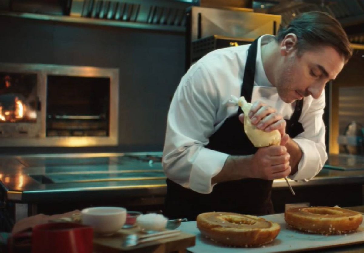 Jordi Roca preparando un roscón de Reyes