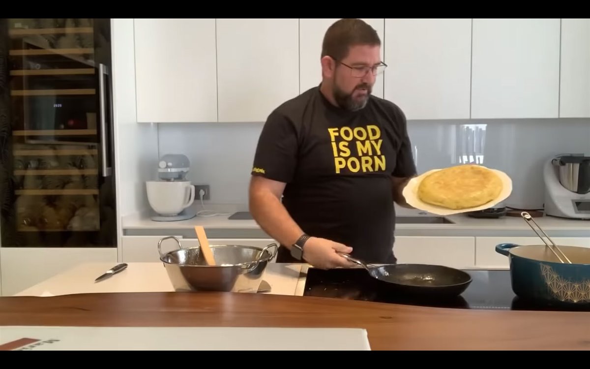 Dani García haciendo una tortilla de patata