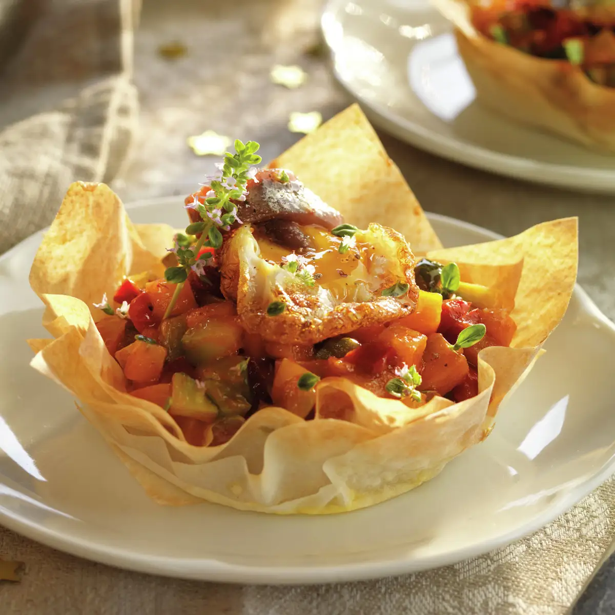 Tulipas de filo con verduras, anchoas y huevo de codorniz