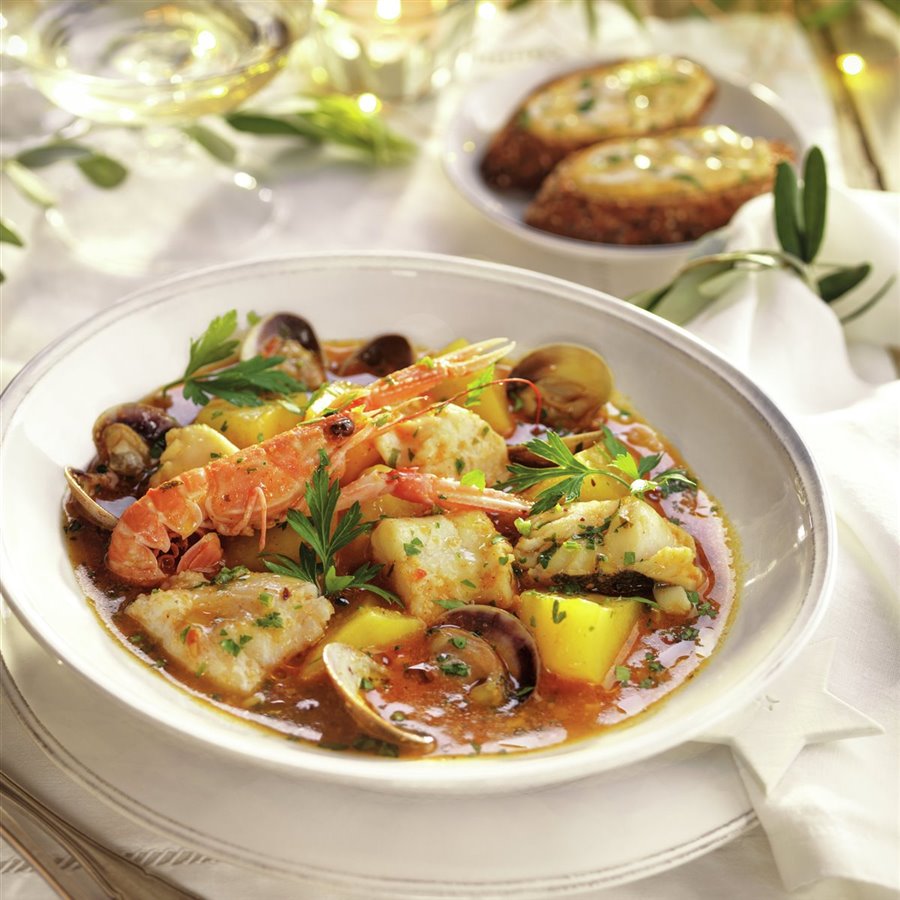 guiso-de-navidad-con-merluza-almejas-cigalas-y-patatas