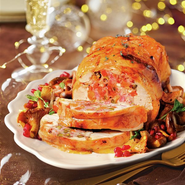 Roti de pollo de Navidad relleno de carne picada, dátiles y pistachos