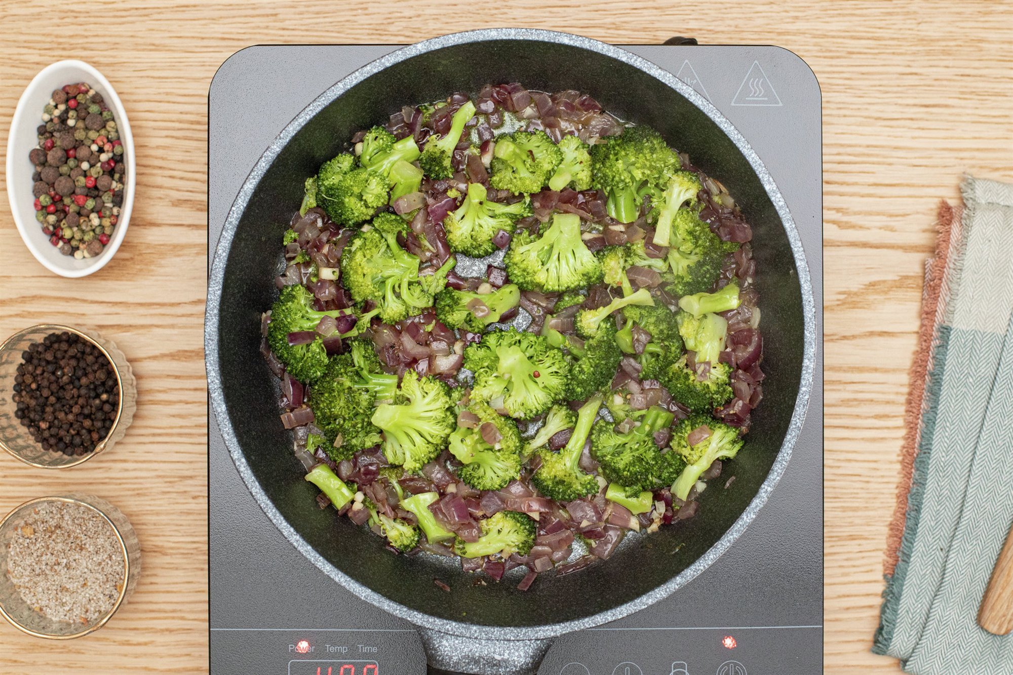 5. Añade el ajo y el brócoli