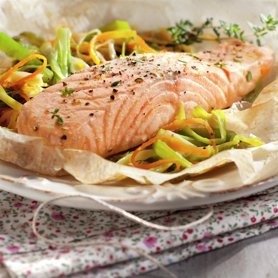 Salmón al horno en papillote con verduras