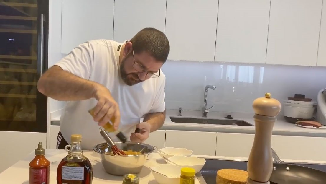 Dani García preparando salsa Big Mac