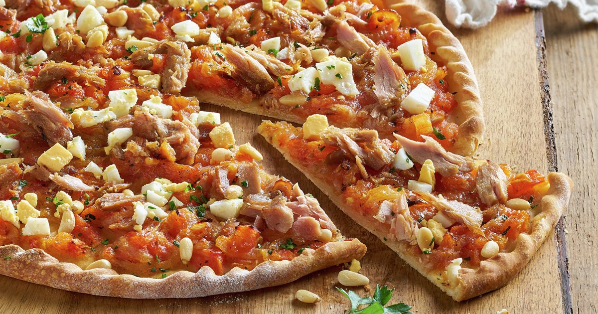 Pizza de tomate con atún, huevo duro y piñones