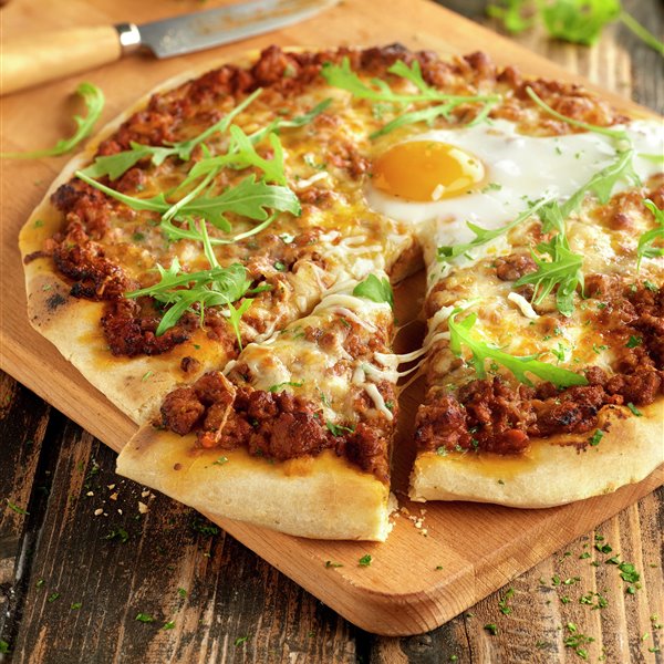 Pizza boloñesa con huevo y rúcula