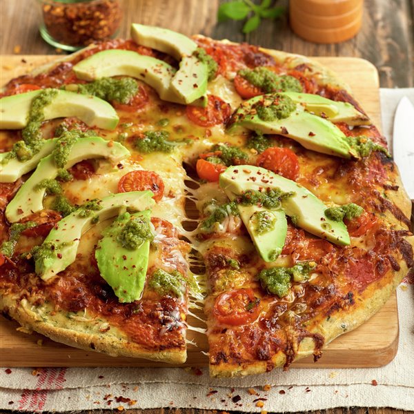 Pizza vegetal con pesto, aguacate y espinacas
