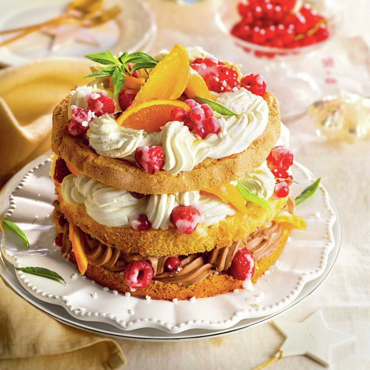 Tarta con trufa, nata y frutas escarchadas