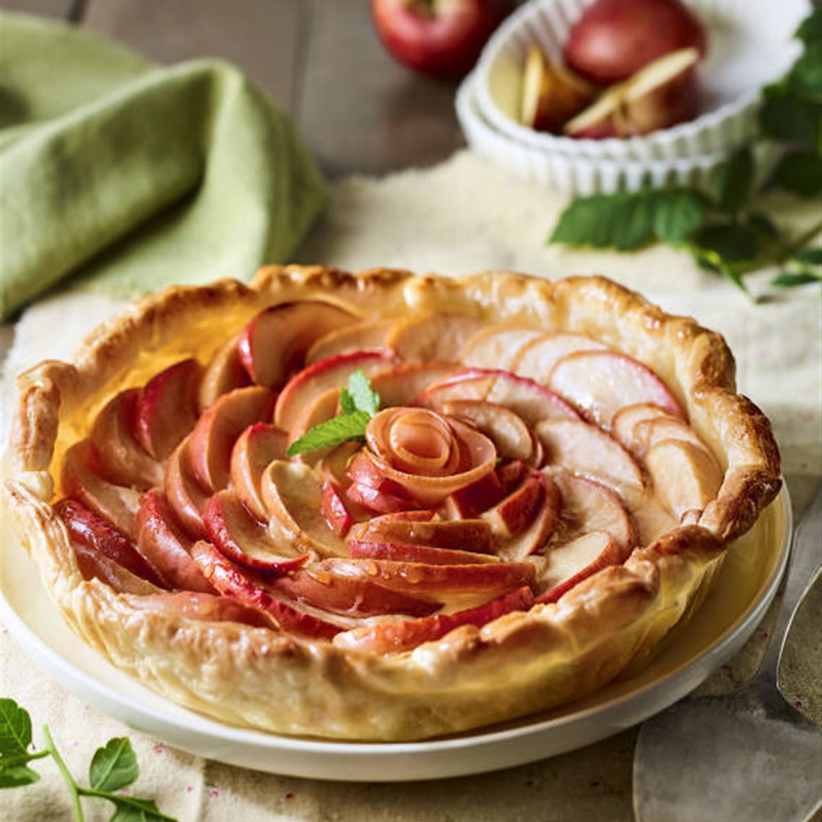 Si buscas un dulce más saludable, nos encontraste❗❗ 🍎 Tenemos esta  deliciosa tarta de hojaldre rellena de manzana y nuez 🚫 Sin…