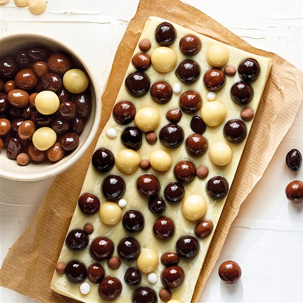 Tableta de chocolate blanco con bolitas de 3 chocolates