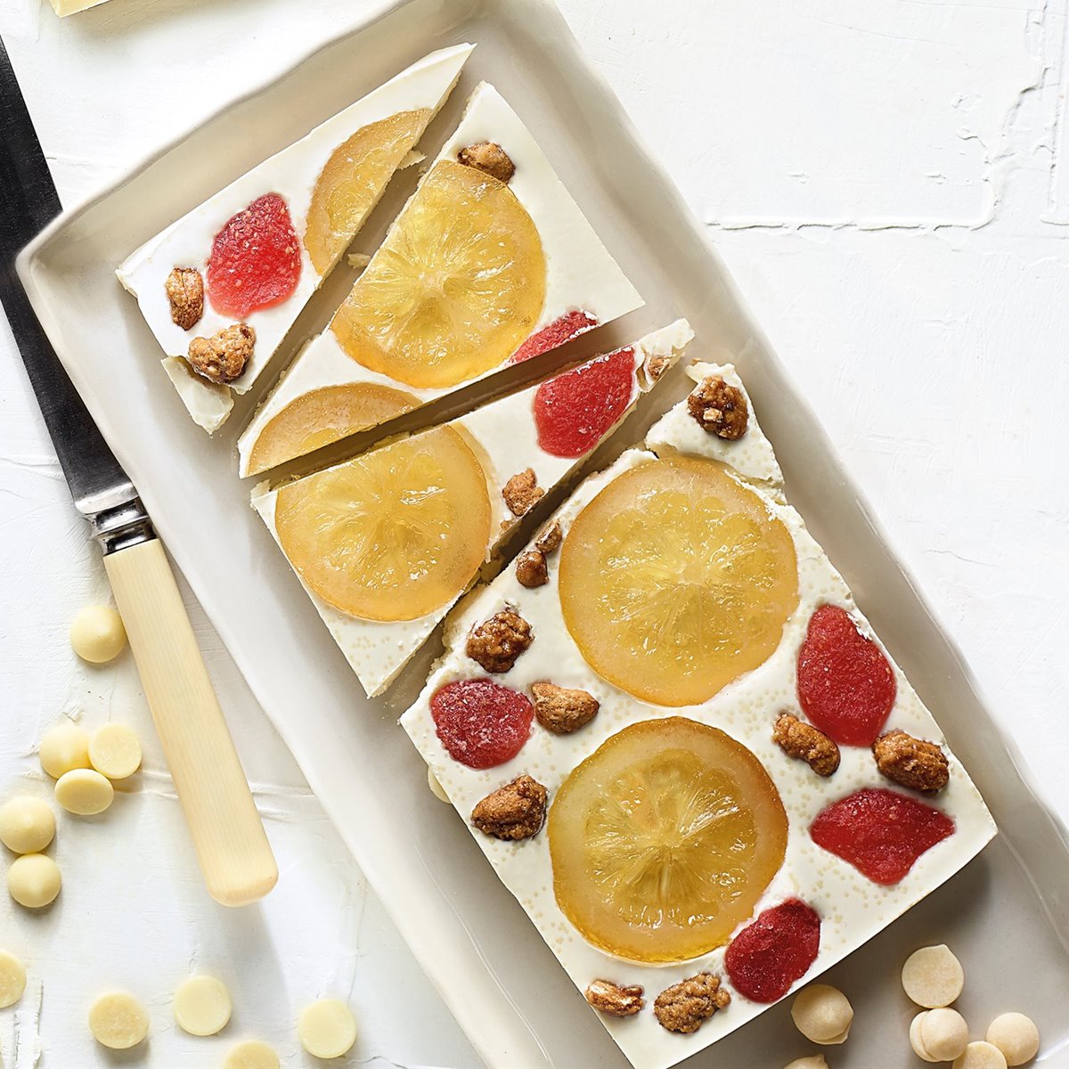 Tableta de chocolate blanco con limón, fresas y cacahuetes