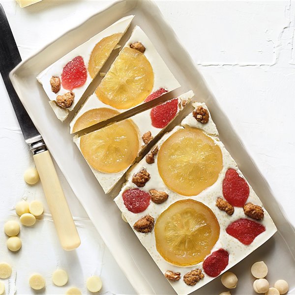 Tableta de chocolate blanco con limón, fresas y cacahuetes