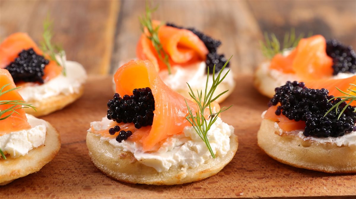 blinis con caviar y salmón