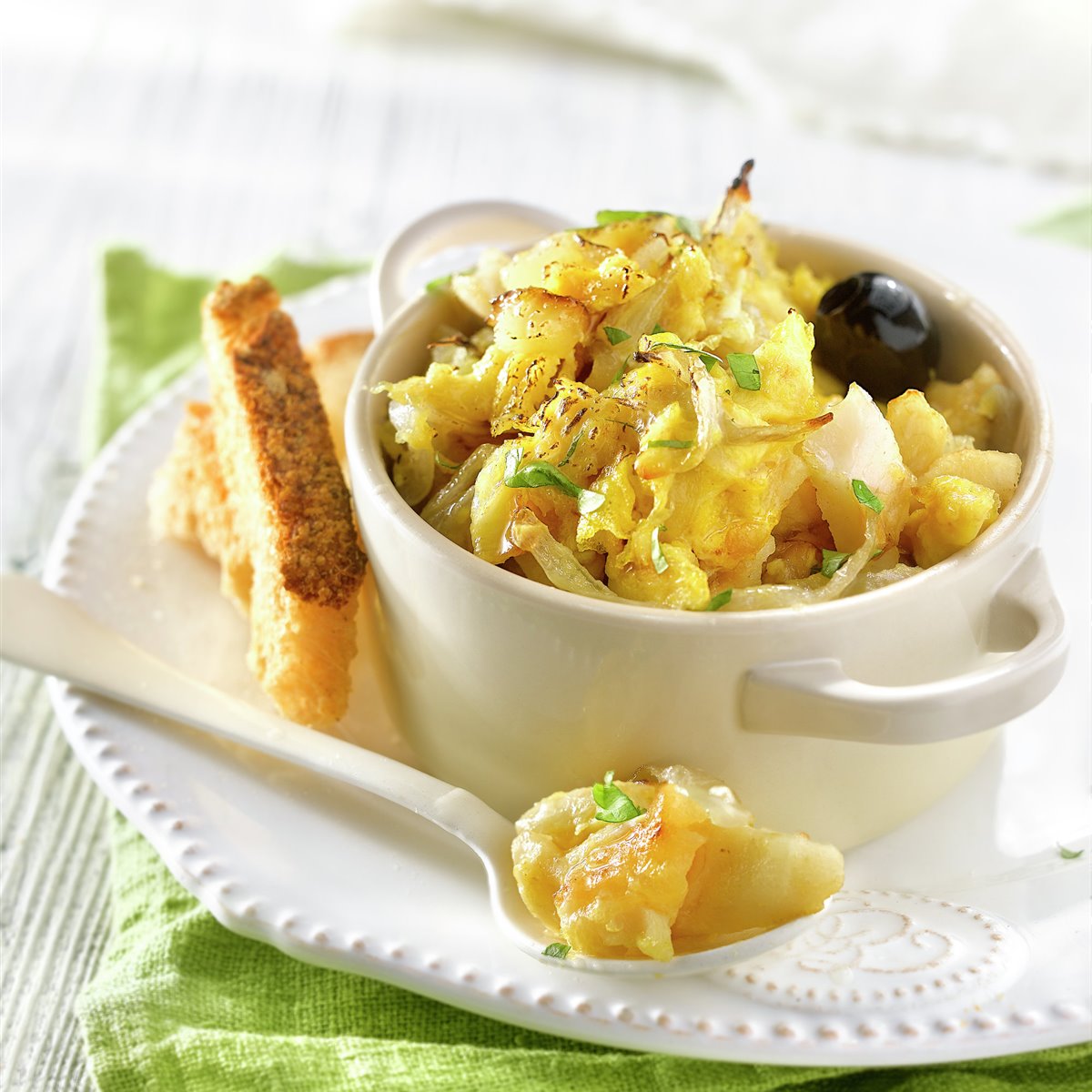 HUEVOS CON BACALAO Y PATATA GRATINADOS. 