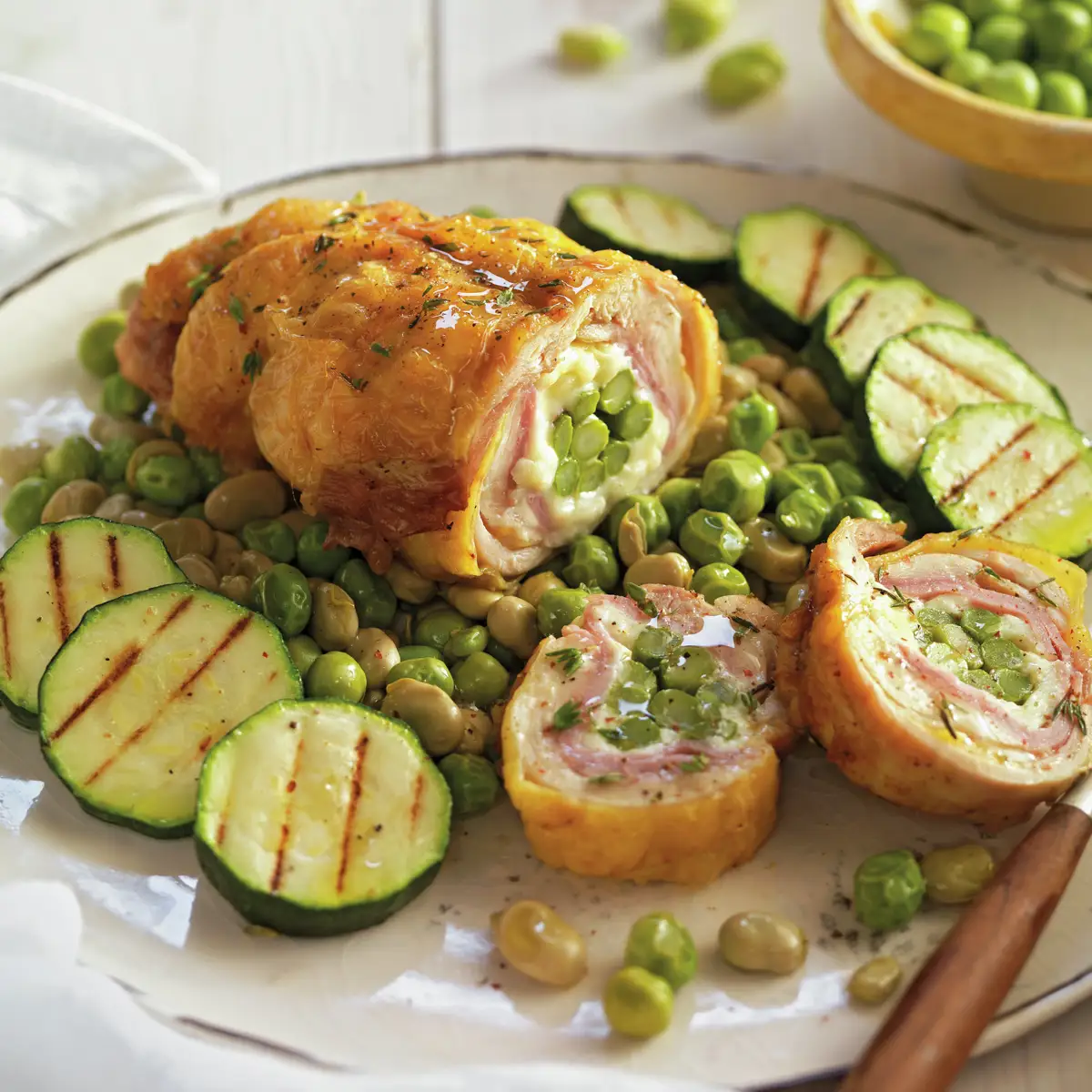 POLLO RELLENO CON GUISANTES Y HABAS