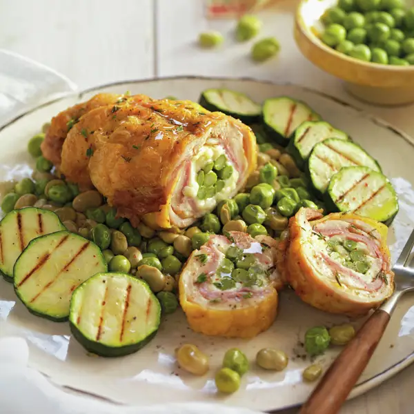 POLLO RELLENO CON GUISANTES Y HABAS.