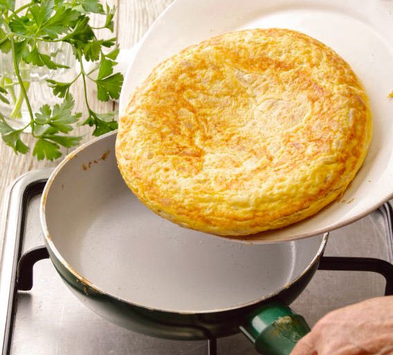 Cómo hacer una tortilla de patatas igual (o mejor) que tu abuela con una  sartén doble y los trucos de los mejores chefs